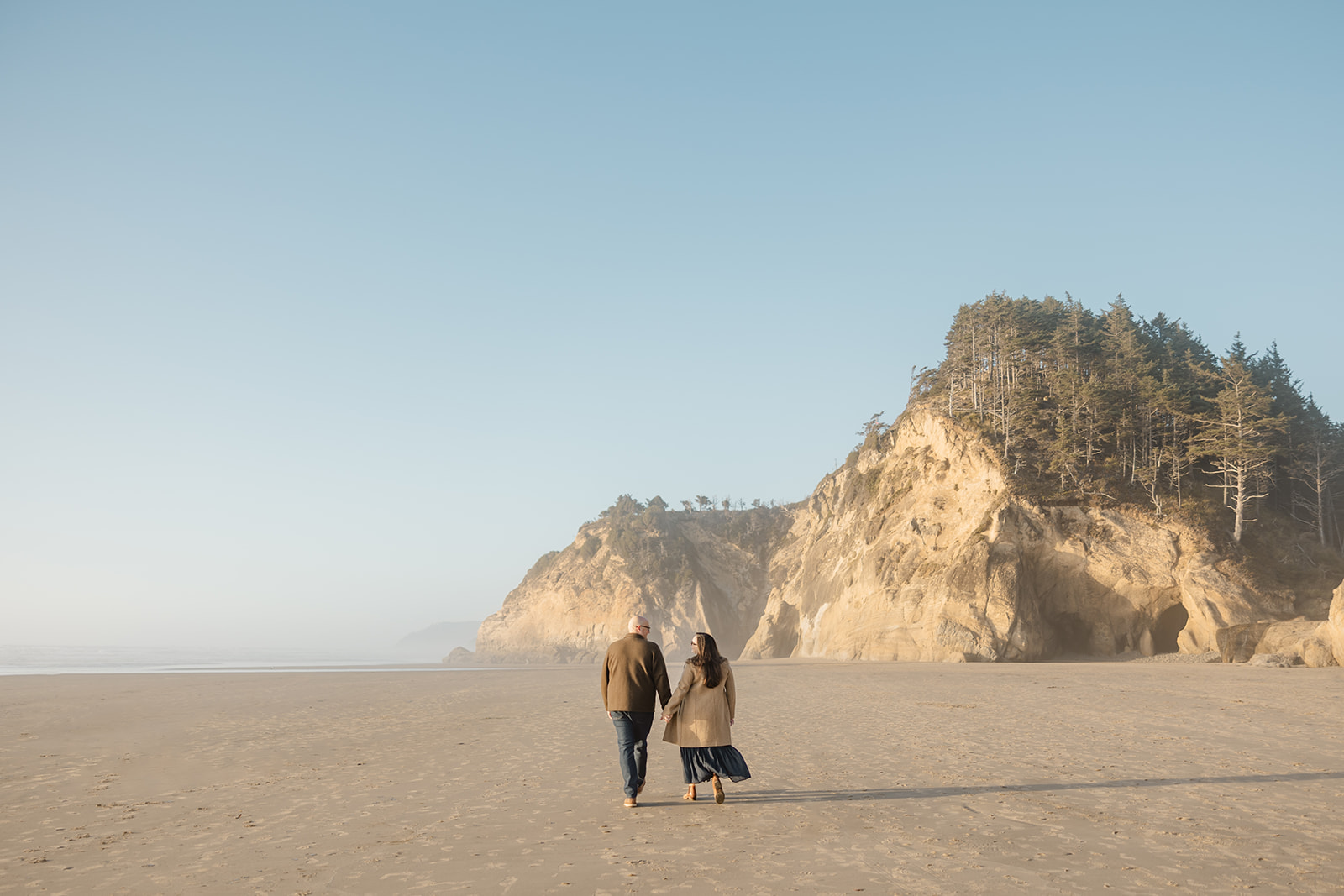 couple walks at hug point