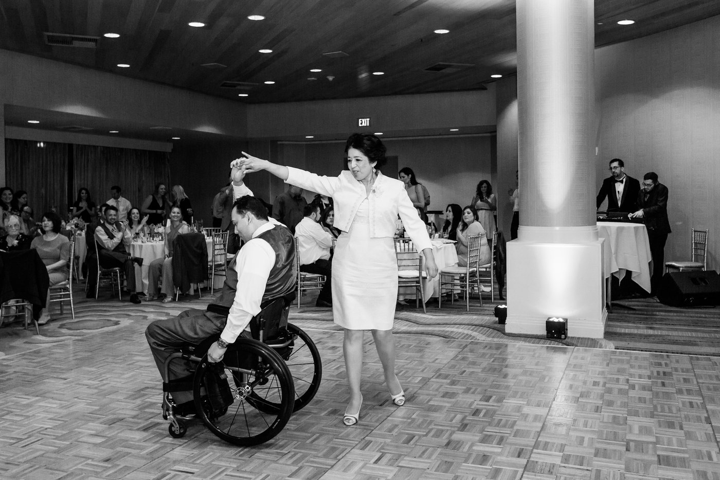 Couple dances at their Los Angeles Wedding Venue.