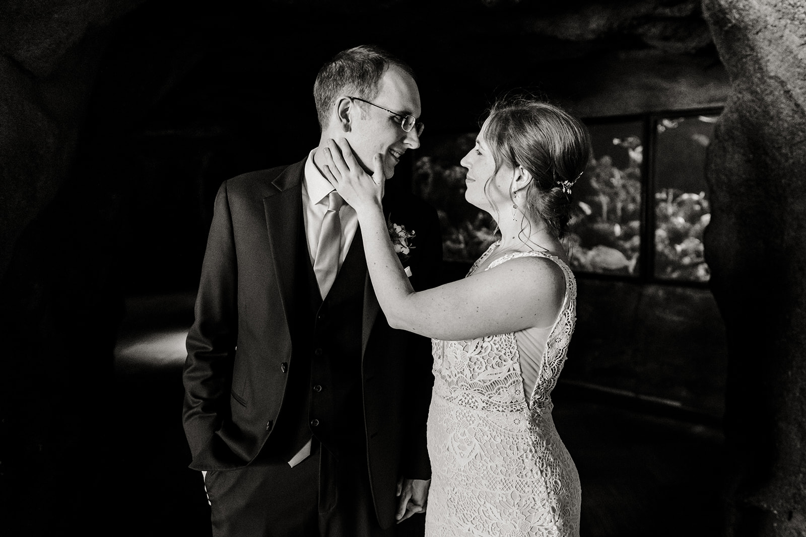 couple shares a private moment at the seattle aquarium, black and white