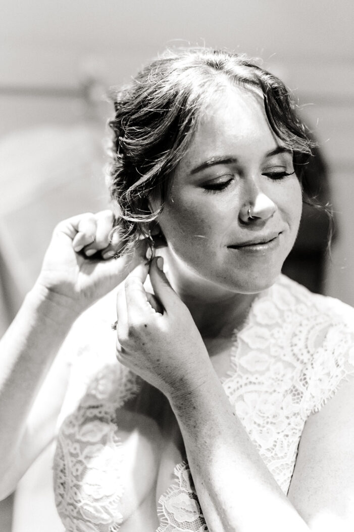bride puts on her earring