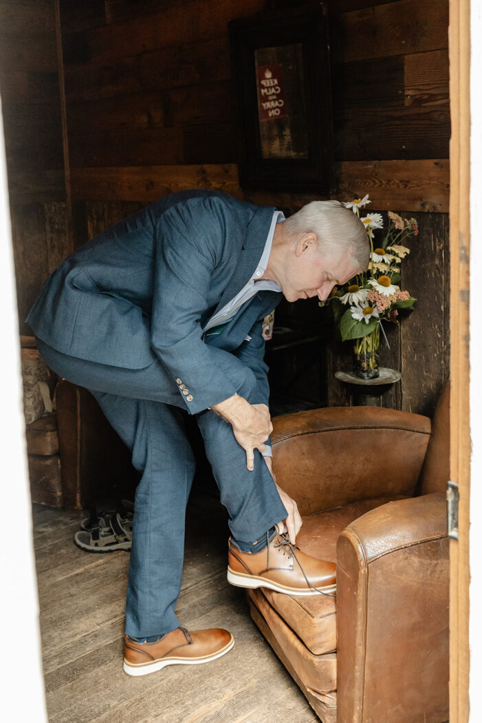 groom puts on shoes