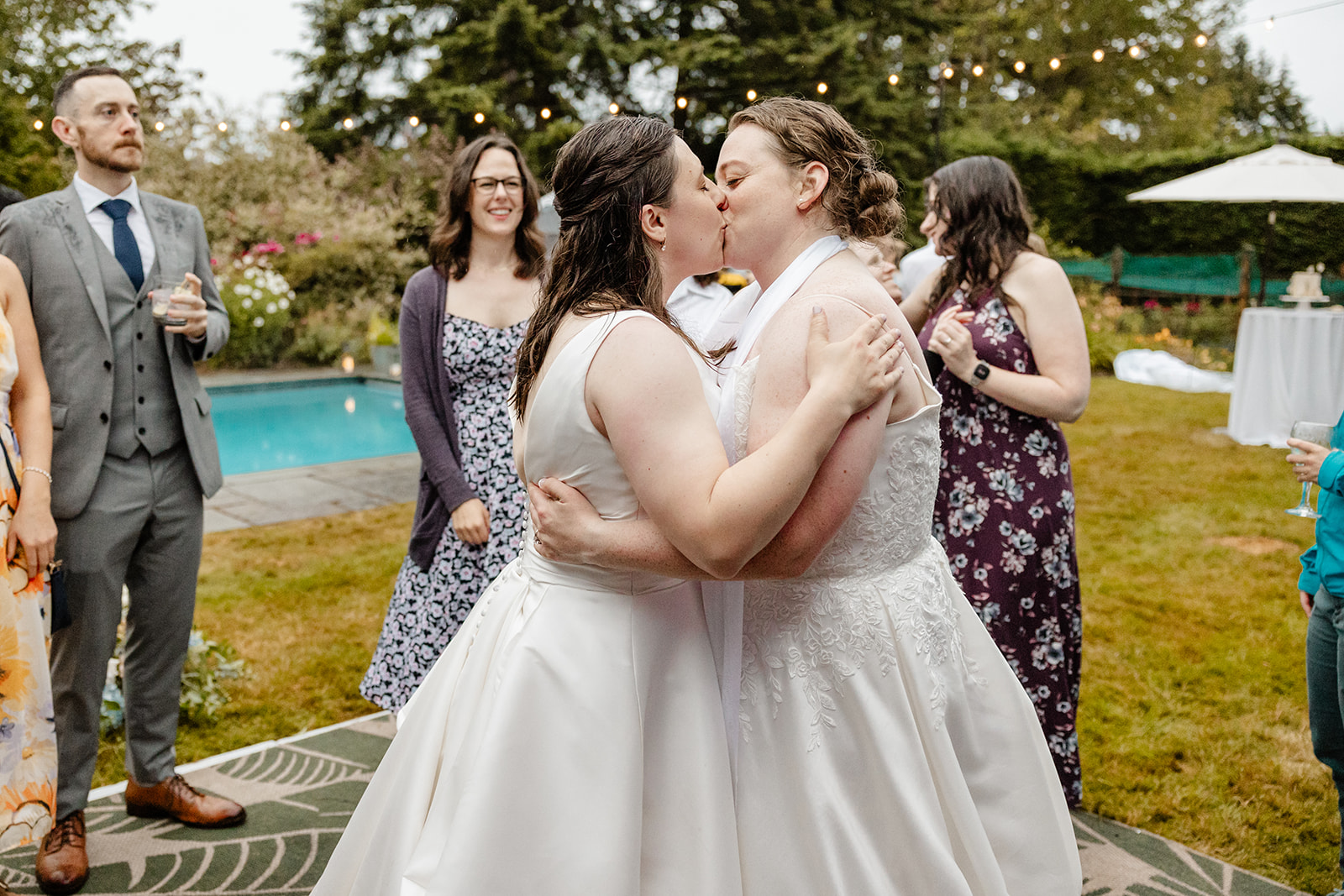brides kissing on dance floor
