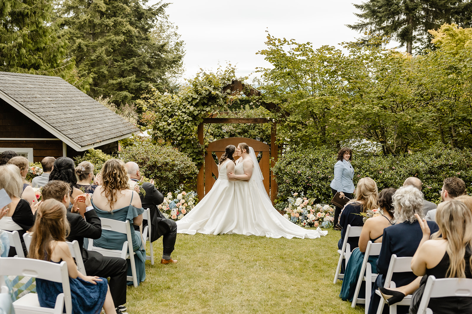 brides kiss during vashon ceremony