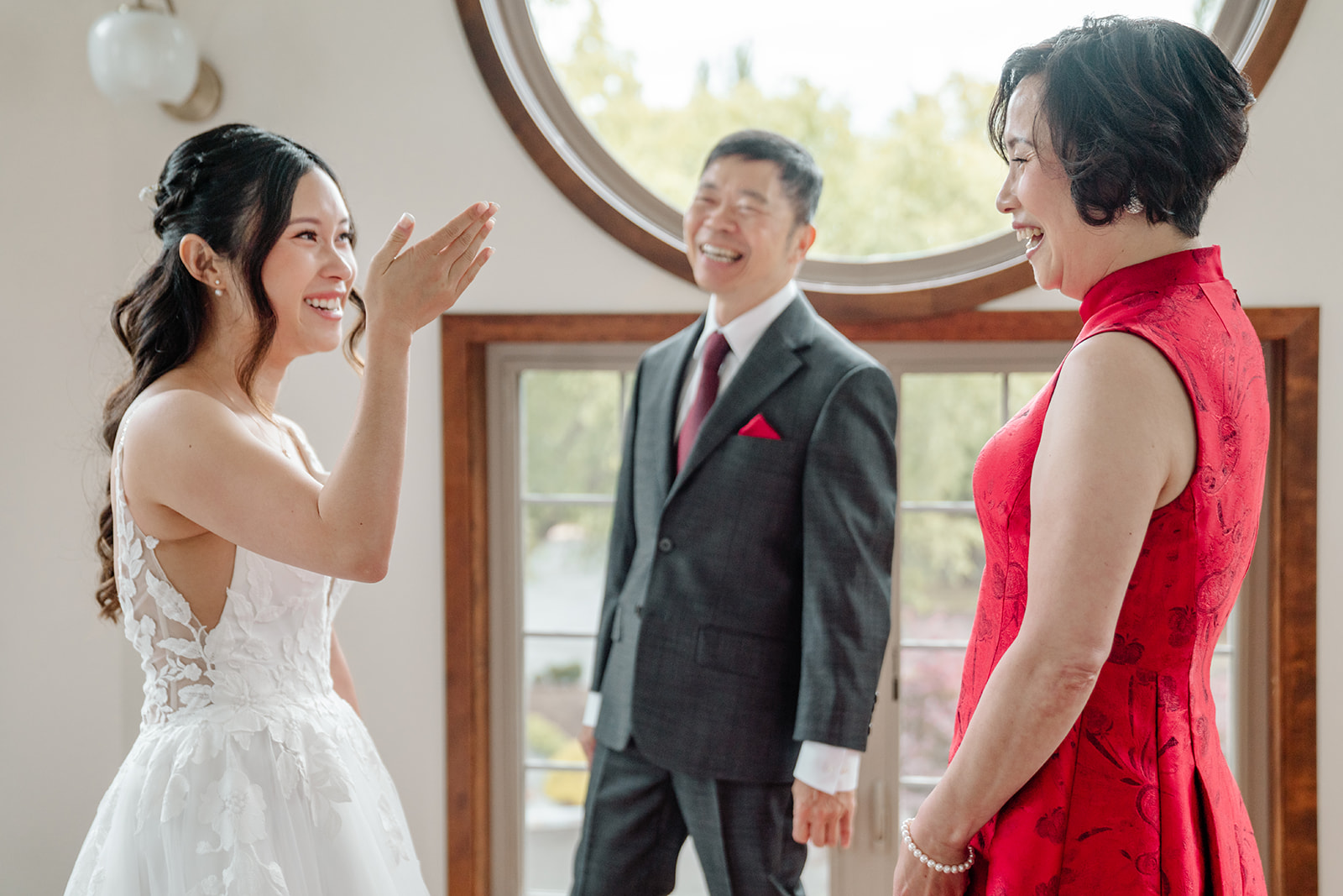 bride cries in front of parents